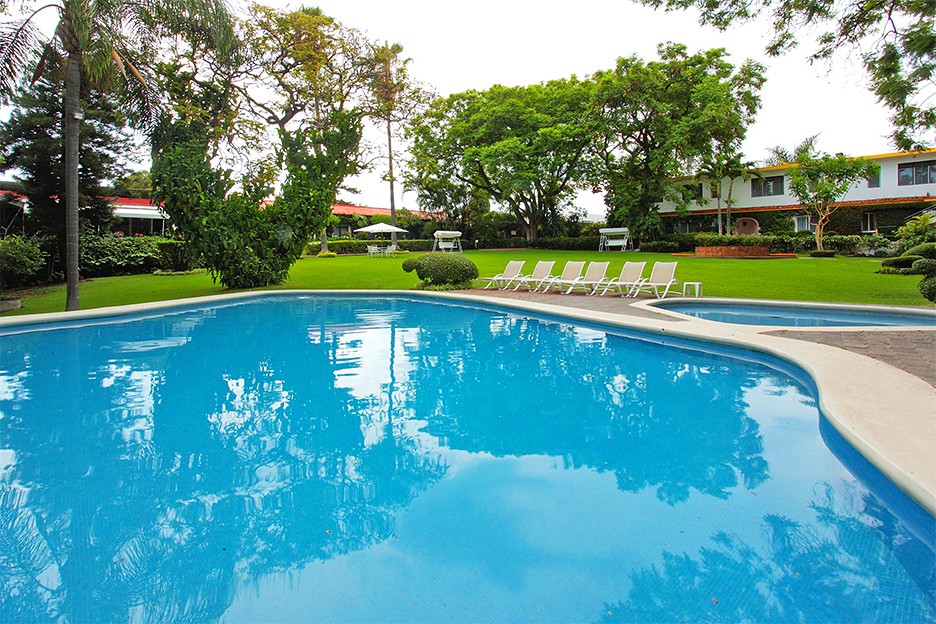 Disfruta días soleados en la alberca del Hotel Quinta Las Flores, Cuernavaca