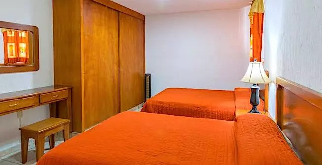 Suites Poliforum Inn, León